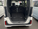 リアシートを倒せば荷室が広がり、大きな荷物もスムーズに積み込めます。