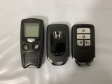 スマートキー付きですからドアロックの開閉およびエンジンスタートが楽々です。電動スライドドアの開け閉めもボタンで操作できます。加えて、純正リモコンエンジンスターター用の操作キーもついています。