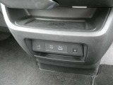 ワイヤレス充電器・USB電源ソケット付きです。