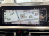 BMWのナビゲーションは操作性も良く、詳細な地図情報と交通状況を見やすく表示し、快適なドライビングをサポートしながら目的地までナビゲートします。