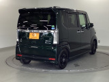 スライドドアは通常のドアに比べて、車のボディーに対し平行に開閉し、開けてもスペースを取りません。出入り口が大きいドアはお子様のいるご家庭はもちろん、混んだ駐車場でも大活躍です!
