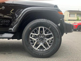 Jeep純正18インチアルミホイールとなっております。