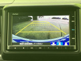 狭い道や駐車時も安心。後方の状況を画面で確認できるので、安全な運転をサポートします。