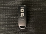 スマートキーを装備しています。鍵を差し込むことなくドアロックの開け閉めと、スタートボタン操作でのエンジンスタートができます。