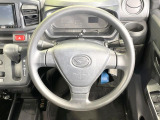 インテリアに合わせたデザインのステアリングは、運転される方のことも考え、運転しやすい形状、大きさです。是非一度、実際に触ってお確かめください。