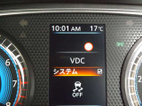 【VDC】滑りやすい路面などでのハンドル操作で車両が横滑りしそうになると、ブレーキおよびエンジン出力を制御し車両の安定性を向上させる。