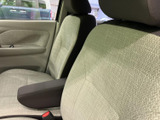 後席からの眺めも良好で、開放感のある空間です。長距離移動でも、快適にお過ごしいただけます。家族や友人と楽しい時間を。