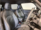 MINIの少し硬めのシートは乗り降りもしやすく、長距離ドライブでも疲れにくいように設計されております!