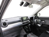 ダイハツのお店では、ダイハツ車を知り尽くしたプロフェッショナルが、専用の診断機器を使って各システムを点検しております。
