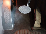【ペダル】MINIはオルガン式アクセルペダルを採用しています。踏み込む足とペダルが同じ軌跡を描くため、かかとがずれにくく、アクセルコントロールがよりしやすくなるメリットがあります。