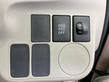握りやすい形状で、運転操作をサポート。ステアリング操作がしやすく、長距離運転でも疲れにくい設計です。快適なドライビングを実現します。