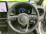 握りやすいステアリングは、運転の楽しさを高めます。操作性にも優れ、スムーズなハンドリングを実現。快適なドライブをサポートします。