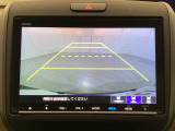 バックでの車庫入れも安心です! リアカメラが付いているバックモニター付のナビを装備しております。操作線もついており距離感も画面から確認できます。