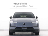 EVエクステリアならではのフロントシールドデザイン、ボルボアイデンティティを進化継承する印象的なトールハンマーライトが、自信に溢れたモダンなフェイスを表現。