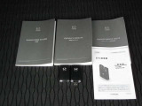 キーを携帯していればドアノブに触れるだけでドアの開錠・施錠が可能です。しかもキーを差し込むことなくエンジンの始動・停止も可能です。取扱説明書・メンテナンスノートが揃ってありますので安心です。
