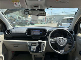 すっきりとまとめられたインパネ周り。運転操作もしやすいです。取り回しの良さで普段のお買い物から街乗りまでピッタリの車ですよ。