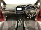 車内は光触媒抗菌消臭施工済です。スタイリッシュなデザインでスポーティなインパネ周りを演出します。グローブボックスやカップホルダーのほかにトレーなどたくさんの収納スペースが付いています。