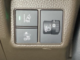 ハンドルの右側にはヘットライトリベライザーとHondaセンシング用のメインスイッチがついています。ヘッドライトリベライザーは道路状況や積荷の加重に応じてライトの高さを調節できます。