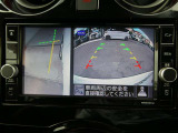 ギアを『R』に入れた後、カメラボタンを押すと、運転席から見えない左側面をナビ画面にうつしてくれるので、幅寄せや縦列駐車がし易くなります。
