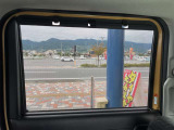 ロールサンシェード付きで日差しもカット!