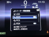隣車線を走る車両をレーダーで検知し、ドアミラーでは確認しにくい後側方エリアに存在する車両に加え、急接近してくる車両も検知します。車両を検知するとドアミラーに搭載されたLEDインジケーターが点灯します。