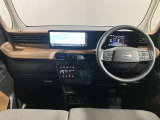 ダッシュボードを平らにしボディ形状を工夫したことで、運転席から前方が見えやすい設計になっております!車幅がつかみやすいため、狭い道でのすれ違いも安心して運転いただけます!