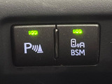 【ブラインドスポットモニター】走行中、ドアミラーの死角になりやすい箇所に後続車が接近するとサイドミラーのレンズに警告を表示!ドライバーに注意喚起をしてくれます。