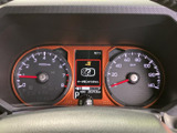 視認性の高いメーター類が、運転に必要な情報を的確に伝達。走行状況を把握しやすく、安全運転をサポートする工夫が凝らされています。
