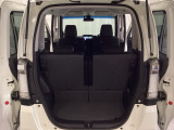 開口部も広く荷物の積み下ろしもしやすいお車となっております。シートの背もたれは5:5の割合で分割して可倒できるので、長いお荷物などを載せることもできます。