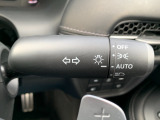 ■オートライト■車外の明るさに応じて、自動的にライトの点灯・消灯をしてくれます。トンネルが続くような道でも、いちいちライトスイッチを操作する必要がありません。消し忘れの心配もありません。