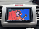 停車中にテレビや映像を楽しめるので、待ち時間も快適に過ごせます。後部座席でのエンターテイメントにも最適です。