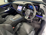 メルセデスのシートは、少し硬めに出来ておりますので、長時間の運転でも疲れにくく、安全にドライビングをお楽しみ頂けます