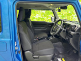 運転席周りは、シンプルで機能的なデザイン。必要な情報が視認しやすく、運転に集中できます。座り心地も良好です。