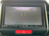 【リアカメラ】リバースに入れるだけで後方の映像が映ります。安全確認や、狭い駐車場での車庫入れ、雨の日や夜間など視界の悪い時に便利です。安全にバックする為には欠かせない装備です。