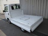 どの方向からでも積込める三方開、広々としたフラットな荷台は余裕ある積載力。農作物のコンテナやビールケースから角材などの長尺物まで、さまざまな積荷をすみずみまできっちり積み込めます。