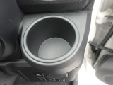 カップホルダーは運転席や助手席からちょうど手の届く位置です!!