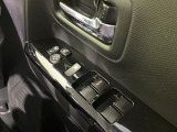 【電動格納ミラー】サイドミラーは電動格納式となっており、狭い駐車場でもキズがつくリスクを抑えられます。