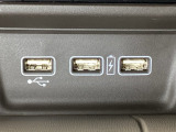 エアコン操作パネルの下に、スマートフォンなどの充電可能なUSB端子が2個、音源などの外部入力の可能なUSB端子が1個ついています。移動中に充電もできるので便利です。