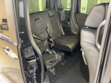 後席をはね上げれば、「もうひとつの荷室」が生まれます。