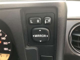 電動格納式ドアミラー付き。 狭い駐車場へ停めた時に、ボタン1つで左右のミラーをたたむ事ができます。