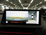 車両を上方から見たような映像をナビ画面に表示するパノラミックビューモニターです。