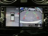 ギアを『R』に入れるとナビ画面に、まるで雲の上から覗いているような映像が映り、駐車をサポートしてくれます。