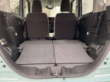 リアシートを倒せば、広い荷室を確保できます。