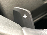 【パドルシフト】ハンドルから手を離さずに素早くシフトアップ&ダウンができるので、エンジンブレーキを使う下り坂や高速道路の合流で加速したい場面で役立ちます。