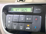 【オートエアコン】一度お好みの温度に設定すれば、車内の温度を検知し風量や温度を自動で調整。暑い&hellip;寒い&hellip;と何度もスイッチ操作をする必要はありません。快適な車内空間には必須の機能ですね♪