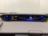 デジタル表示のスピードメーターを大きく配した見やすいメーター部になっています。左側のインフォメーション画面でオドメーターや燃費などの情報を確認できます。