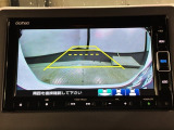 リバースギアに入れるだけで後方の表示へ切り替わります。夜間や雨の日の駐車も楽になりますよ。