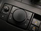 「MAZDAコネクト」コマンダー部 手元を見ることなく操作出来るように左手を自然に降ろした位置に設置。シンプルで使いやすく、機能を覚えやすいボタン配置になっています。