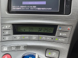 【オートエアコン】一度お好みの温度に設定すれば、車内の温度を検知し風量や温度を自動で調整。暑い&hellip;寒い&hellip;と何度もスイッチ操作をする必要はありません。快適な車内空間には必須の機能ですね♪