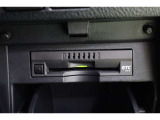 ゲート通過もスムーズなETC搭載です。今やマストアイテムですね。納車前には使用できるようにセットアップをさせていただきます。ETCカードの取扱もしておりますのでご相談くださいね。